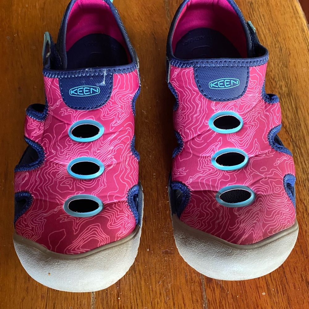 Keen Kids Fuchsia Hot Pink closed toe Sandals‎ size 3